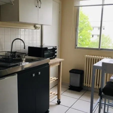 Beautiful Studio Close To A Park Apartment *